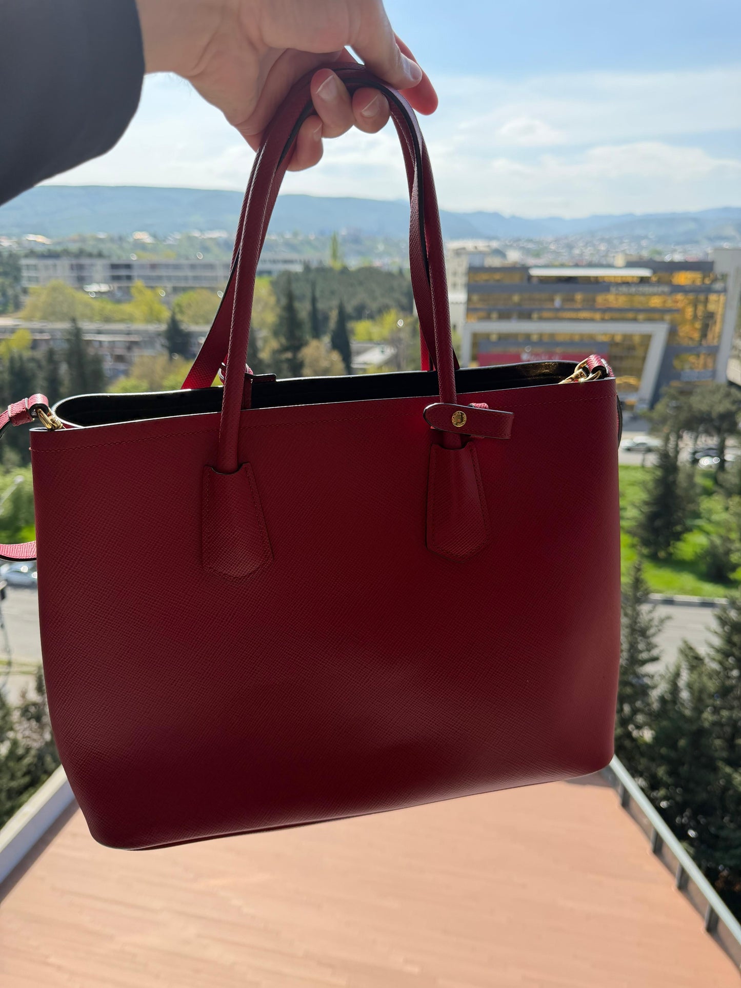Prada Saffiano-ს 2-მხრივი ჩანთა, წითელი ხბოს ტყავი