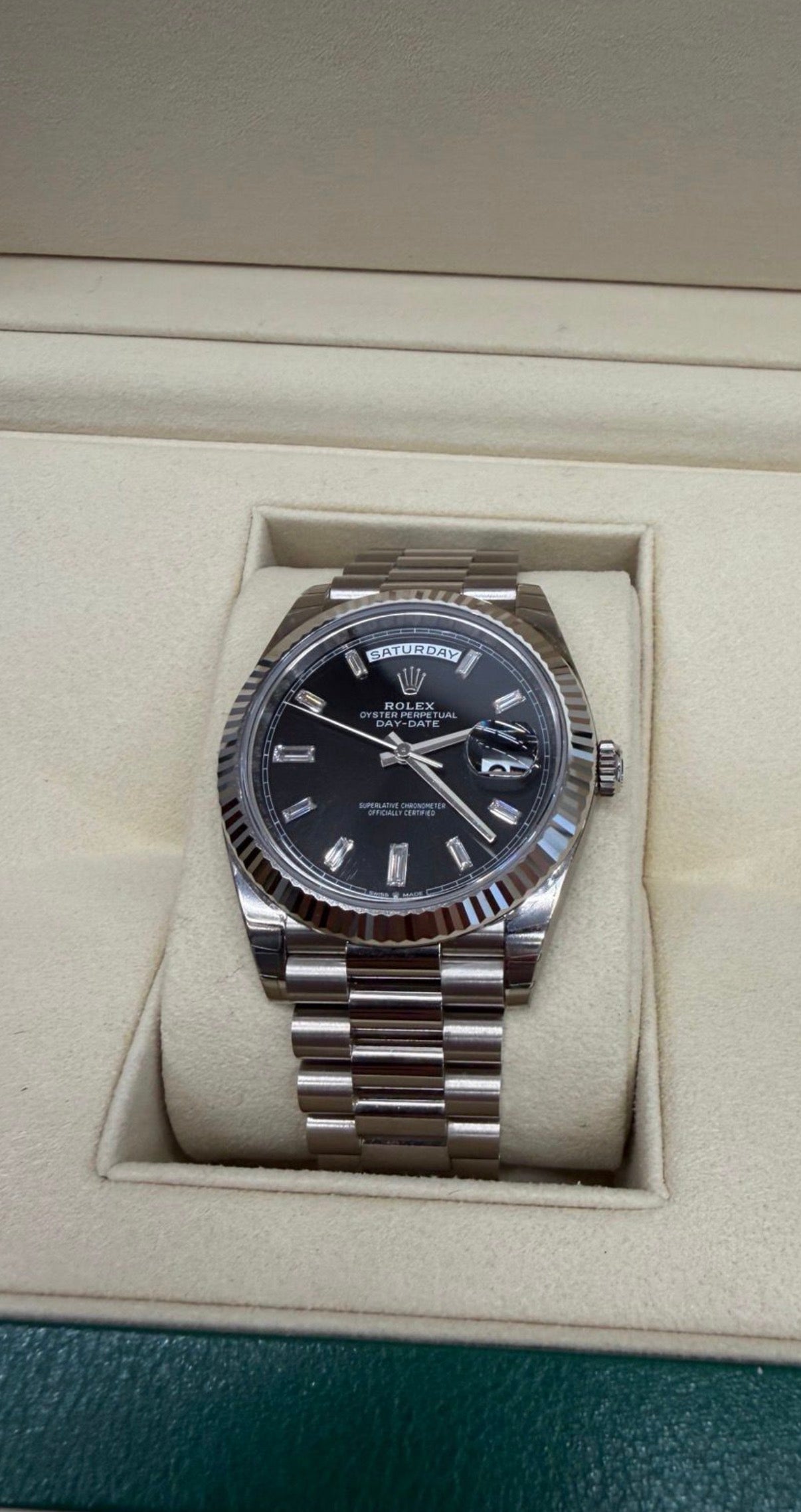 Rolex Day-Date 40 მმ 228239-0005 თეთრი ოქრო შავი ციფერბლატი ბაგეტის ბრილიანტი, President სამაჯური, 2024 წლის გამოშვება, სრულიად ახალი