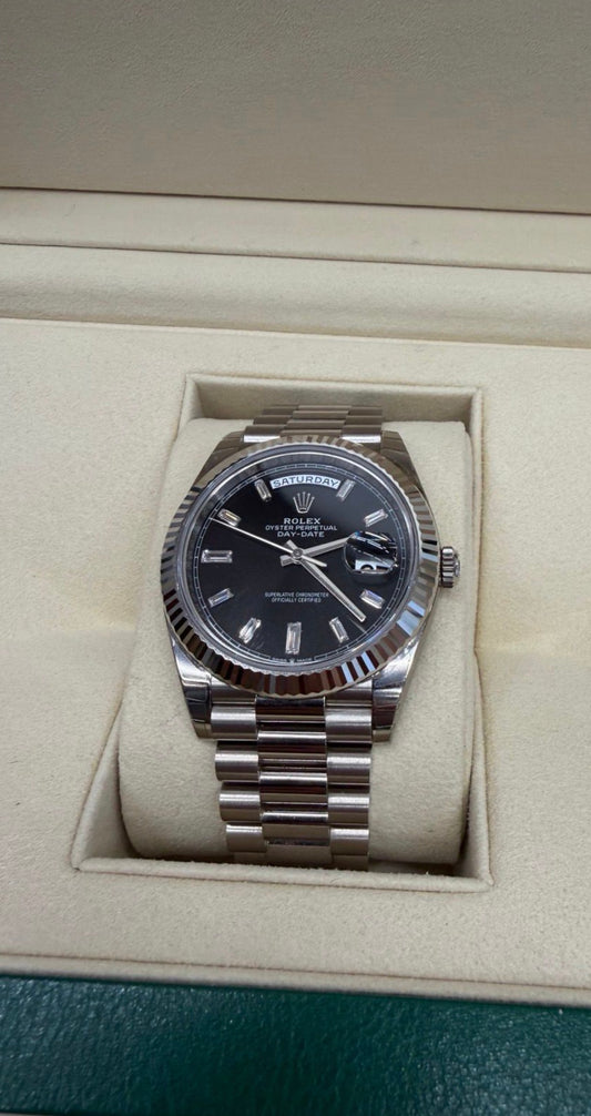 Rolex Day-Date 40 მმ 228239-0005 თეთრი ოქრო შავი ციფერბლატი ბაგეტის ბრილიანტი, President სამაჯური, 2024 წლის გამოშვება, სრულიად ახალი